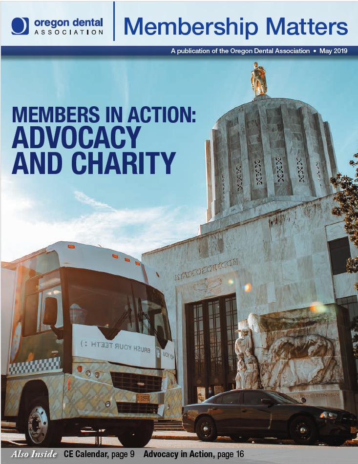 A bus parked in front of the Oregon State Capitol building